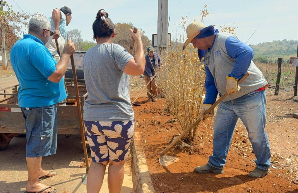 Com apoio da Prefeitura, moradores de Pedra Branca realizam mutirão para construção de calçadas
